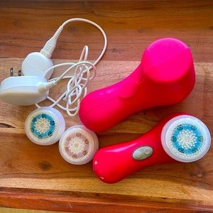 Clarisonic Mia 2- with 3 brush heads, travel case and charger (Used)